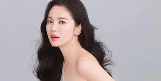 Sebagai perempuan dan juga berprofesi sebagai artis, Song Hye Kyo sangat mementingkan yang namanya penampilan. Bukan hanya gaya berbusana dan makeup, namun perhiasan juga penting untuknya. (Instagram/kyo1122)