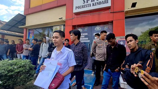 Aliansi Mahasiswa Sultra Pendukung Jokowi menyambangi Polres Kota Kendari untuk melaporkan Wakil Ketua Dewan Pembina Partai Gerindra Hashim Djojohadikusumo, Selasa (15/8/2023). (Nur Habibie/Merdeka.com)