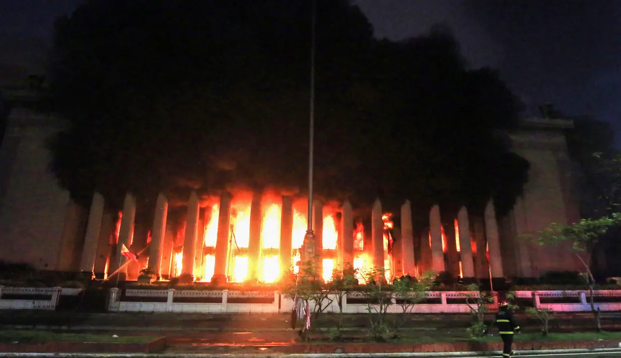 Kebakaran besar menghanguskan gedung Pos bersejarah yang berusia puluhan tahun itu. (AFP/STR)