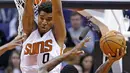 Pemain Phoenix Suns, Marquese Chriss (0) menghadang tembakan pemain Miami Heat, Udonis Haslem (40) pada laga NBA basketball game, (3/1/2017) di US Airways Center, Phoenix.  Suns menang 99-90. (AP/Ross D. Franklin)