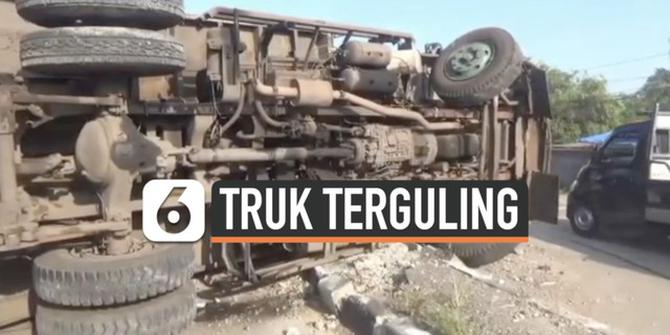 VIDEO: Truk Pengangkut Batubara Terguling, Jalan Pantura Macet Panjang