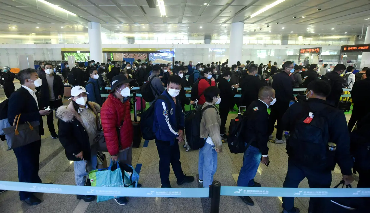 Penumpang mengantre untuk melewati bea cukai setelah tiba di Bandara Internasional Hangzhou Xiaoshan di provinsi Zhejiang timur China (8/1/2023). China mencabut persyaratan karantina untuk pelancong yang datang pada (8/1), mengakhiri isolasi yang diberlakukan sendiri selama hampir tiga tahun bahkan saat negara tersebut berjuang melawan wabah lonjakan kasus Covid. (AFP/STR)