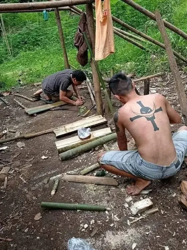 6 Aksi Kuli Bangunan Pencinta Anime Ini Kocak, Wibu Garis Keras