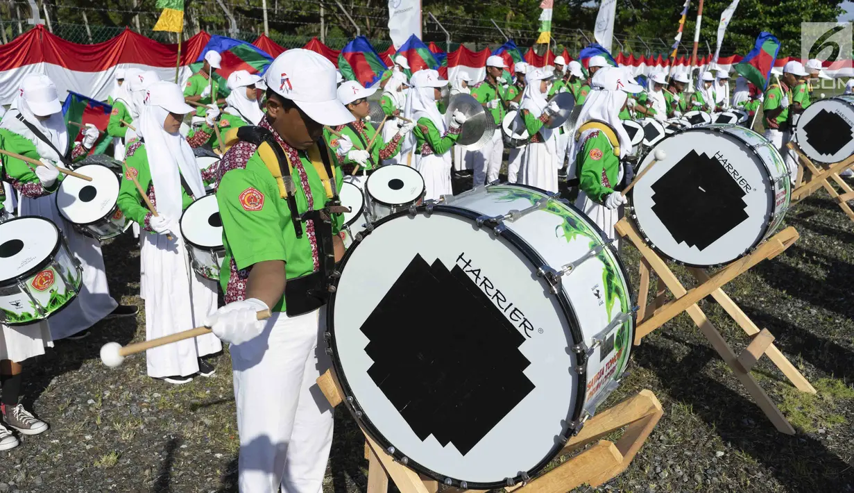 Pelajar yang tergabung dalam kelompok marching band memainkan alat musik saat upacara HUT ke-74 RI di JOB Pertamina-Medco E&P Tomori Sulawesi, Sabtu (17/8/2019). Keberadaan marching band binaan tersebut dalam rangka memeriahkan HUT ke-74 RI. (Liputan6.com/Immanuel Antonius)