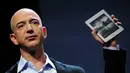 CEO Amazon Jeff Bezos memperkenalkan Kindle Touch baru di New York, Amerika Serikat, 28 September 2011. Posisi Jeff Bezos sebagai CEO Amazon akan digantikan CEO AWS Andy Jassy. (EMMANUEL DUNAND/AFP)