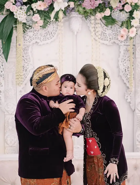 Dalam momen tersebut, Momo tampil anggun dalam balutan kebaya dan sanggul. Sedangkan suaminya, Nicola Reza tampak gagah dengan beskap. (Liputan6.com/IG/@antzcreator)