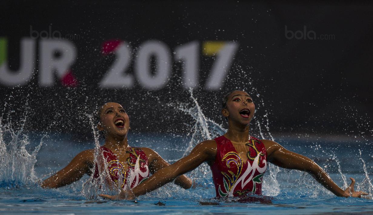 Pasangan Anisa Feritrianti dan Claudia Megawati, saat tampil pada cabang renang indah di Aquatic Center, Kuala Lumpur, Kamis (18/8/2017). Pasangan ini berhasil meraih medali perunggu. (Bola.com/Vitalis Yogi Trisna)