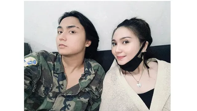 Jarang Tersorot, Ini 6 Potret Mesra Leon Dozan dan Kekasih yang Bikin Baper