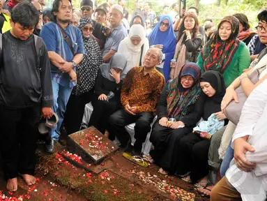 Suasana pemakaman Didi Petet di TPU Tanah Kusir, Jakarta, Jumat (15/5/2015). Keluarga menerangkan, Didi meninggal usai melaksanakan Salat Subuh. (Liputan6.com/Faisal R Syam)