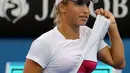 Petenis putri asal Kazakhstan Yulia Putintseva mengangkat bajunya saat bertanding di putaran ketiga melawan petenis asal Rusia Margarita Gasparyan di Turnamen Australia Open 2016 di Melbourne Park, Australia, (22/1/2016). (REUTERS/John French) 