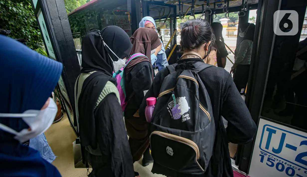 Penumpang menaiki bus Transjakarta khusus wanita di kawasan Pasar Baru, Jakarta, Rabu (27/7/2022). Pelayanan bus pink ini merupakan salah satu upaya Transjakarta ikut menangani masalah pelecehan dalam transportasi publik. (Liputan6.com/Faizal Fanani)