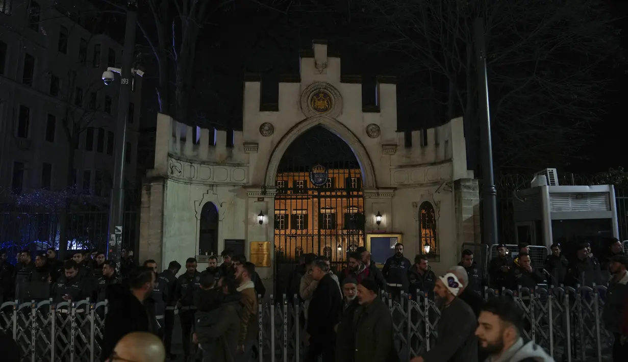 Polisi anti huru hara berjaga di pintu masuk konsulat Swedia saat protes di Istanbul, Turki, Minggu (22/1/2023). Insiden pembakaran Al-Qur'an pada 2023 ini terjadi ketika situasi geopolitik Turki dan Swedia sedang bermasalah. (AP/Khalil Hamra)