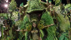 Peserta dari sekolah tari Rocinha saat memamerkan aksi mereka dengan segala atribut yang unik untuk memeriahkan Karnaval Tahunan Brasil di Sao Paulo (5/2). (REUTERS/Ricardo Moraes)