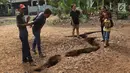 Warga mengamati tanah terbelah di lapangan RT 02 RW 02 Kampung Pedurenan, Kelurahan Cisalak Pasar, Cimanggis, Depok, Jawa Barat, Senin (22/10). Tanah terbelah tersebut kini dalam penyelidikan. (Liputan6.com/Immanuel Antonius)