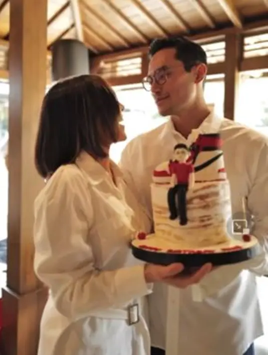 Dalam momen spesial tersebut, Gisel dan Rino pun terlihat begitu mesra. Serasi dalam balutan outfit nuansa putih, tak sedikit pihak yang mendoakan agar keduanya berjodoh dan segera naik ke pelaminan. (Liputan6.com/IG/@fadi.iskandar)