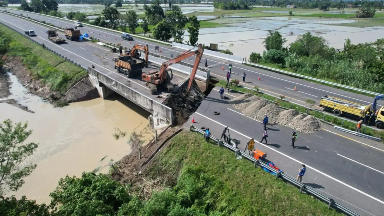 PT Jasa Marga (Persero) Tbk fokus memperbaiki cepat Ruas Tol Medan-Kualanamu-Tebing Tinggi imbas banjir di Medan, Sumatera Utara. (Foto: Jasa Marga)