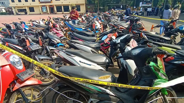 Ratusan Kendaraan Bermotor Hasil Curian, Disita Oleh Jajaran Polda Banten. (Rabu,18/11/2020). (Yandhi Deslatama/Liputan6.com)