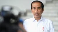 Presiden Joko Widodo (Jokowi) mendapatkan laporan dari Kepala BNPB Doni Monardo tentang gempa Magnitudo 6,1 yang terjadi di Jawa Timur, 10 April 2021 kemarin. (Biro Pers Sekretariat Presiden/Lukas)