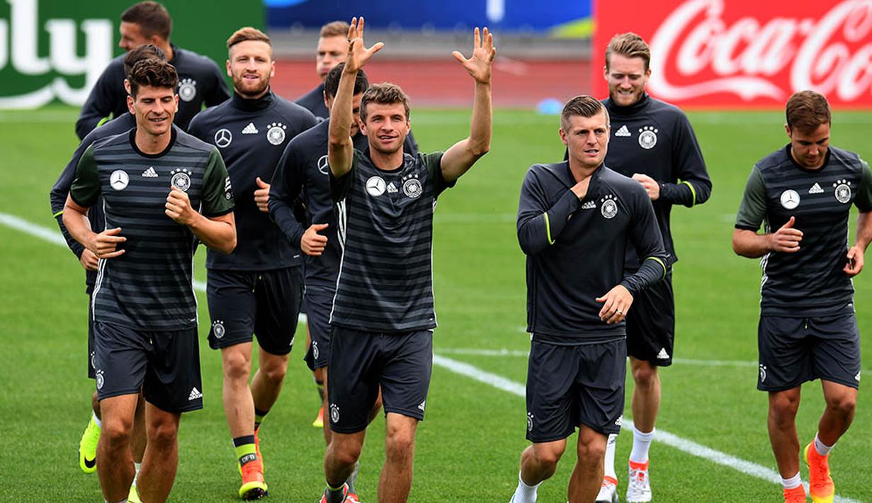 Gelandang Jerman, Thomas Mueller, bersama rekan-rekannya melakukan pemanasan saat latihan jelang Piala Eropa 2016 di Evian, Prancis, Kamis (9/6/2016). (AFP/Patrik Stollarz)