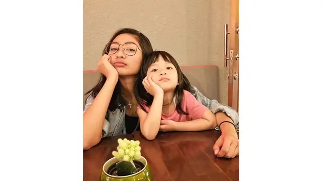 Wanita 28 tahun ini kerap menghabiskan waktu dengan putri semata wayangnya.