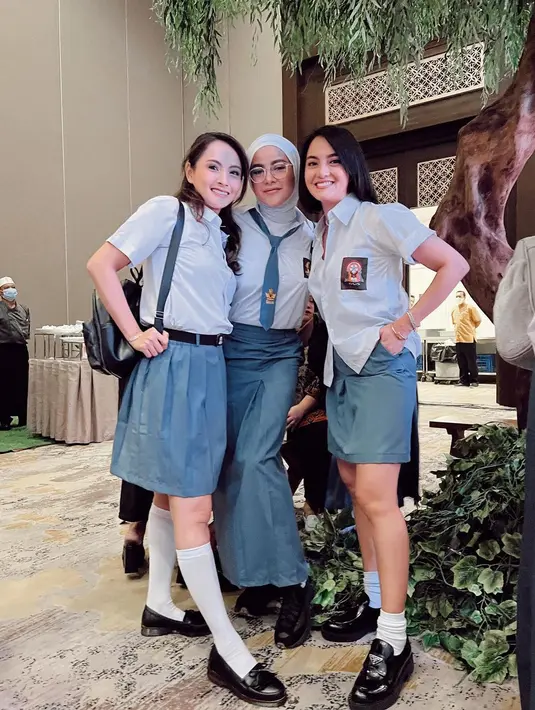 Olla Ramlan berpose bersama Ririn Ekawati dan teman lainnya yang sama-sama mengenakan seragam SMA. Meski sudah tak muda lagi dan memiliki 3 orang anak. Olla masih terlihat cantik dan kece dalam balutan seragam SMA. (Instagram/ollaramlan)