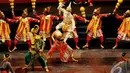 Sebuah adegan peperangan yang ditampilkan saat pementasan wayang orang Ramayana Betawi bertajuk "Rama Jadi Raja" di Taman Ismail Marzuki, Jakarta, Jumat (7/11/2014)(Liputan6.com/Andrian M Tunay)