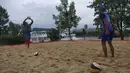 Pasangan pevoli pantai Indonesia, Mohammad Ashfiya dan Ade Candra, berlatih ringan di tepi Danau Insel, Austria, Kamis (27/7/2017). Tim voli pantai Indonesia akan mengikuti Kejuaraan Dunia di Wina. (Bola.com/Reza Khomaini)