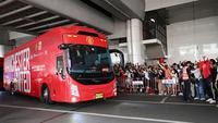 Ratusan penggemar Manchester United Football Club asal Thailand bersorak menyambut kedatangan skuad Setan Merah, Sabtu (9/7/2022) di bandara Bangkok, Thailand. (AFP/Manan Vatsyayana)