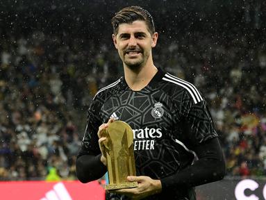 Sejak 2014 Belgia menjadi negara yang patut diperhitungkan dalam kompetisi antar-negara, baik di Eropa maupun di dunia karena dihuni para pemain dengan label generasi emas di Timnas Belgia. Di liga-liga top Eropa pun mereka banyak menyumbang pemain berkualitas yang menjadi andalan klubnya. Tak terkecuali di posisi penjaga gawang. Pada musim 2022/2023 ini tercatat 5 kiper Belgia tengah merantau di Eropa. Siapa saja? Yuk disimak uraiannya berikut ini. (AFP/Javier Soriano)