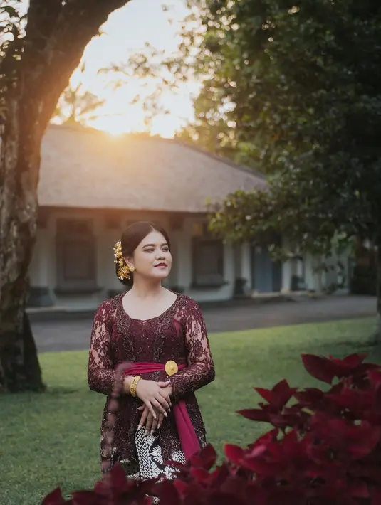 Wajah Kahiyang Ayu dipulas langsung oleh Makeup Artist asal Bali, Tirta Harum dengan look soft glam. (instagram/doleytobing)