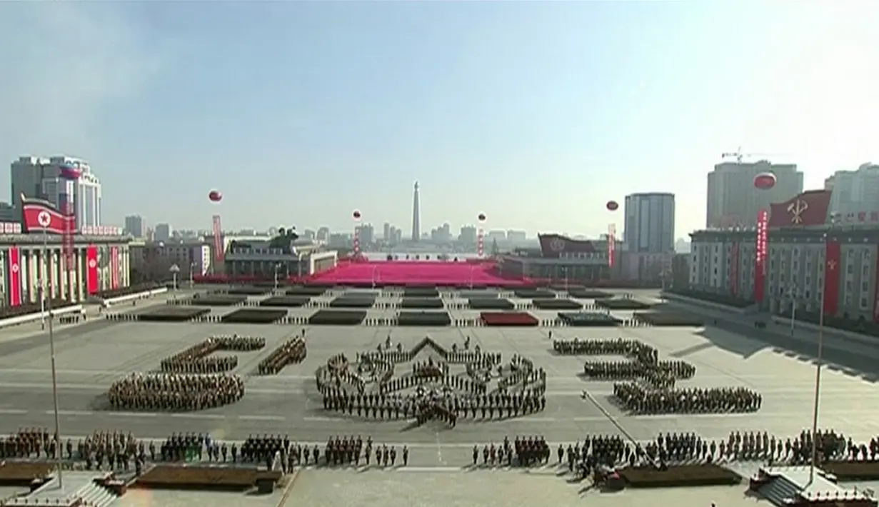 Suasana parade militer Korea Utara yang digelar di Pyongyang, Korea Utara (8/2). Parade militer ini digelar karena Korea Utara menetapkan 8 Februari sebagai hari lahir angkatan bersenjata negara mereka.  (KRT via AP Video)