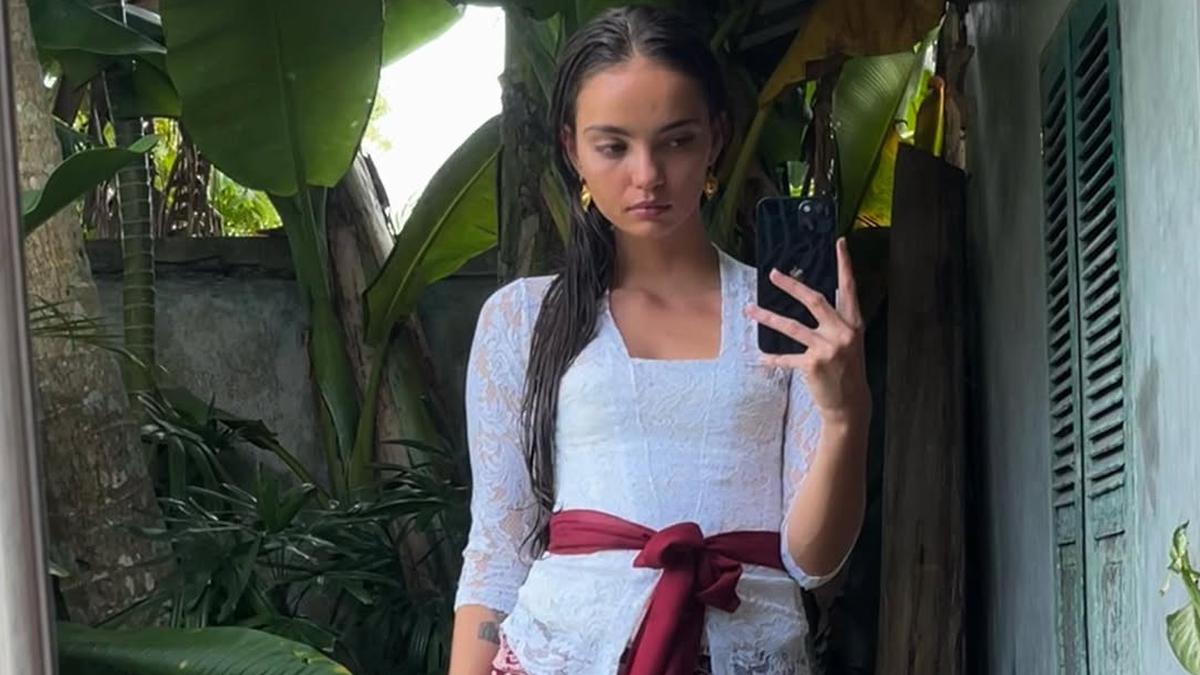 Pesona Inka Williams, Pacar Channing Tatum dalam Balutan Kebaya Bali yang Penuh Pesona