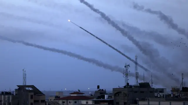 Militan Palestina meluncurkan puluhan roket ke Israel