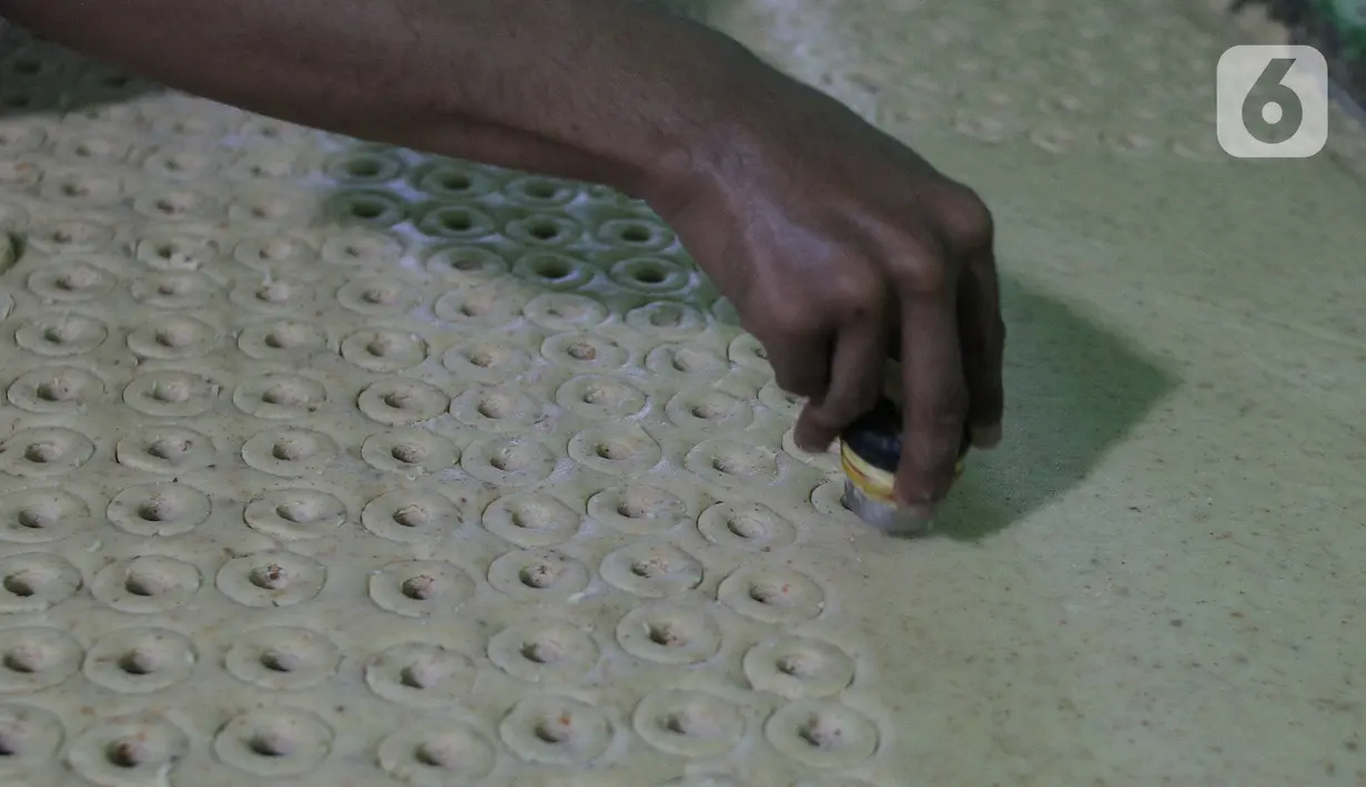 Kue kering yang rutin menjadi cemilan saat lebaran diantaranya, nastar, kastangel dan cookies. (Liputan6.com/Herman Zakharia)