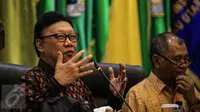 Mendagri Tjahjo Kumolo (kiri) membuka rakornas dan dialog terbuka bersama gubernur se-Indonesia di Kemendagri, Jakarta, Kamis (24/11). Rakornas ini membahas kerawanan jelang Pilkada Serentak 2017 dan penguatan Tim Saber Pungli (Liputan6.com/Faizal Fanani)