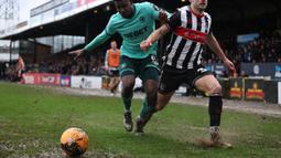 Kondisi tersebut sempat membuat aliran bola sedikit terganggu saat pertandingan. (AFP/Darren Staples)