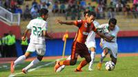 Surabaya United sukses mengalahkan Borneo FC di laga terakhir penyisihan Grup C Piala Jenderal Sudirman, Senin (30/11/2015). (Bola.com/Zaidan Nazarul)