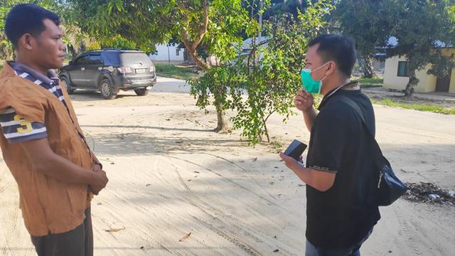 Bathin Abiyan (kiri) sebagai salah satu kepala Suku Sakai memakai baju dari kulit kayu saat berbincang dengan wartawan.