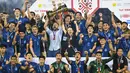 Pelatih kepala timnas Thailand Alexandre Polking memegang trofi Piala AFF 2022 usai mengalahkan Vietnam dalam laga final di Stadion Thammasat, Pathum Thani, Senin (16/1/2023). Timnas Thailand keluar sebagai juara usai menang dengan skor 1-0. (AP Photo/Kittinun Rodsupan)