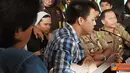 Citizen6, Bandung: Ariel Peterpan merilis lagu singlenya dihadapan puluhan wartawan di Rutan Kebon Waru, Kota Bandung, Senin (18/4). Single lagu tersebut bertajuk Dara. (Pengirim: Aries Rachmandy)