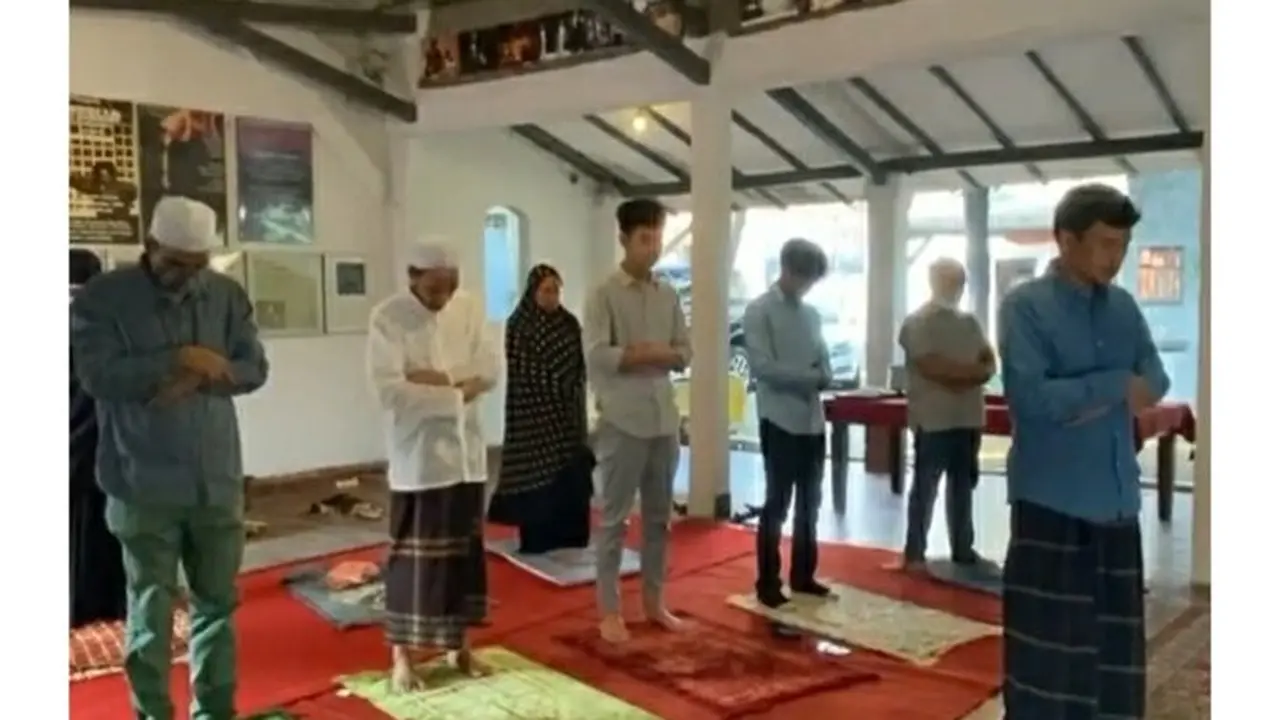 Rio Dewanto saat salat Id di rumah