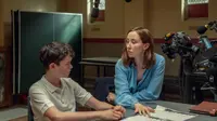 Potret di balik layar Adolescence. Owen Cooper sebagai Jamie Miller, Erin Doherty sebagai Briony Ariston. (Ben Blackall/Netflix © 2024)