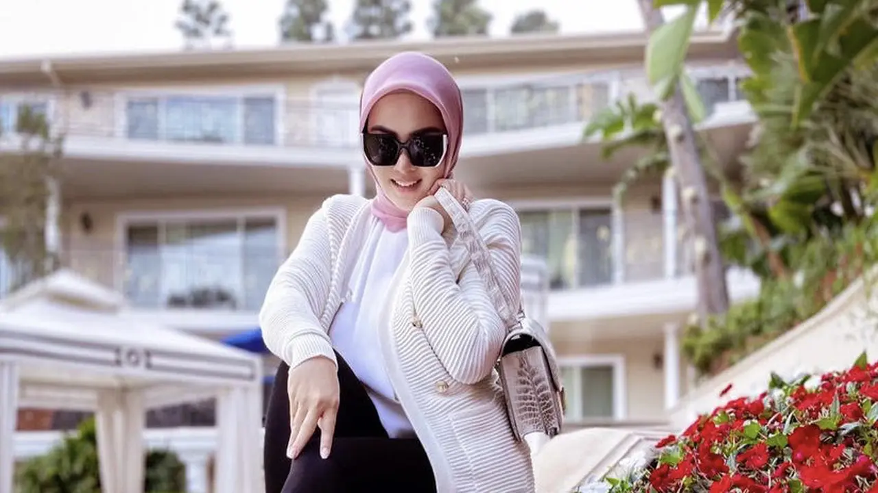 Gaya Casual Syahrini saat Berlibur Di Los Angeles