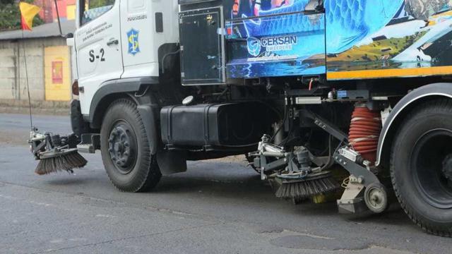Truk Penyapu Jalan Canggih di Surabaya (sumber: Web Humas Surabaya)