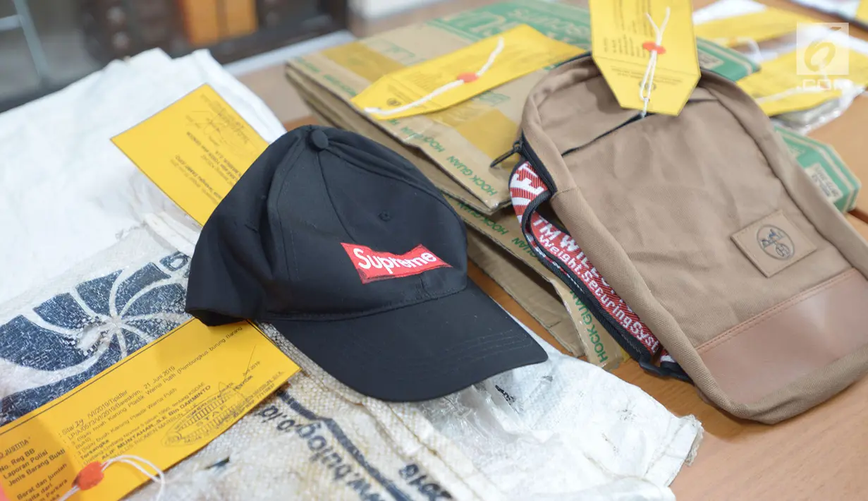 Barang bukti diperlihatkan saat gelar kasus perdagangan ilegal satwa dilindungi di Jakarta, Rabu (7/2/2019). Polisi mengamankan barang bukti sejumlah satwa dilindungi yakni lima ekor Kanguru Tanah/Pelandu Aru (Thylogale brunii), satu ekor Beruang Madu (Helarctos malayanus). (merdeka.com/Imam Buhori)