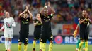 Pemain Manchester City bertepuk tangan usai laga play-off pertama Liga Champions melawan Steaua Bucharest di Arena Nationala, Selasa (16/8). Manchester City menang telak atas tuan rumah Steaua Bucharest dengan skor 5-0. (REUTERS)