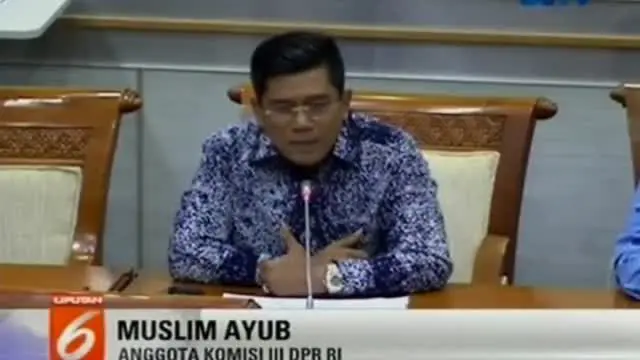 Anggota DPR dari fraksi Partai Amanat Nasional, Muslim Ayub, mempertanyakan tuntutan percobaan yang diajukan oleh jaksa penuntut umum.