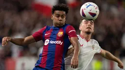 Bermain di stadion Ramon Sanchez Pizjuan, Barcelona berhasil mempermalukan tuan rumah Sevilla. (JORGE GUERRERO/AFP)