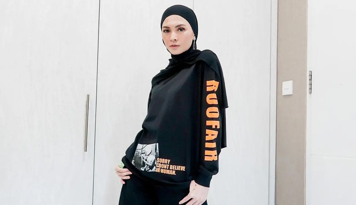 Melalui akun Instagram pribadinya, istri dari Adi Nugroho ini juga sempat mengunggah foto dengan busana serba hitam. OOTD Donita dengan busana serba hitam serta anting ini juga bisa dijadikan inspirasi. (Liputan6.com/IG/@donitabhubiy)