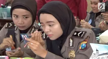 Sejumlah Polisi Wanita berkumpul di aula Polres Mojokerto Jawa Timur, lengkap dengan peralatan rias wajah. Mereka merias wajahnya selama 30 menit.